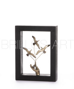 Μπρούτζινη φιγούρα σε ξύλινο πλαίσιο