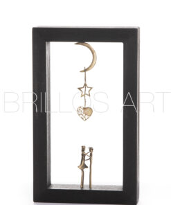 Μπρούτζινη φιγούρα σε ξύλινο πλαίσιο